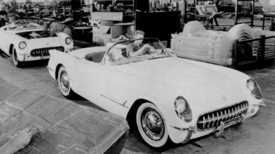 195320chevrolet20corvette20turns2070