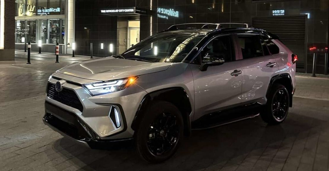 2023 toyota rav4 hybrid xse silver sky metallic front